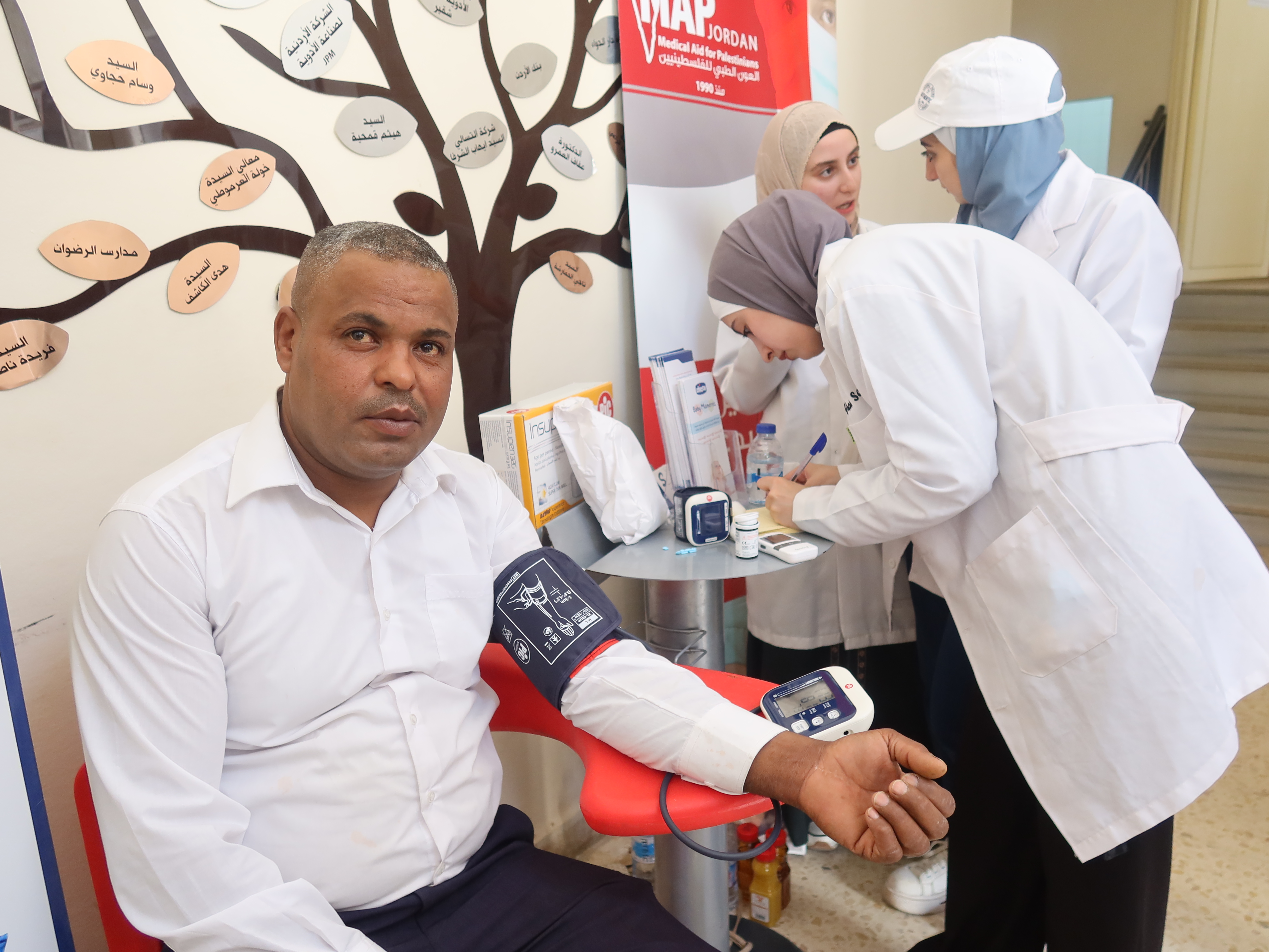 العون الطبي للفلسطينيين تقيم يوم طبي مجاني بالتعاون مع مؤسسة يان وجامعة الشرق الأوسط