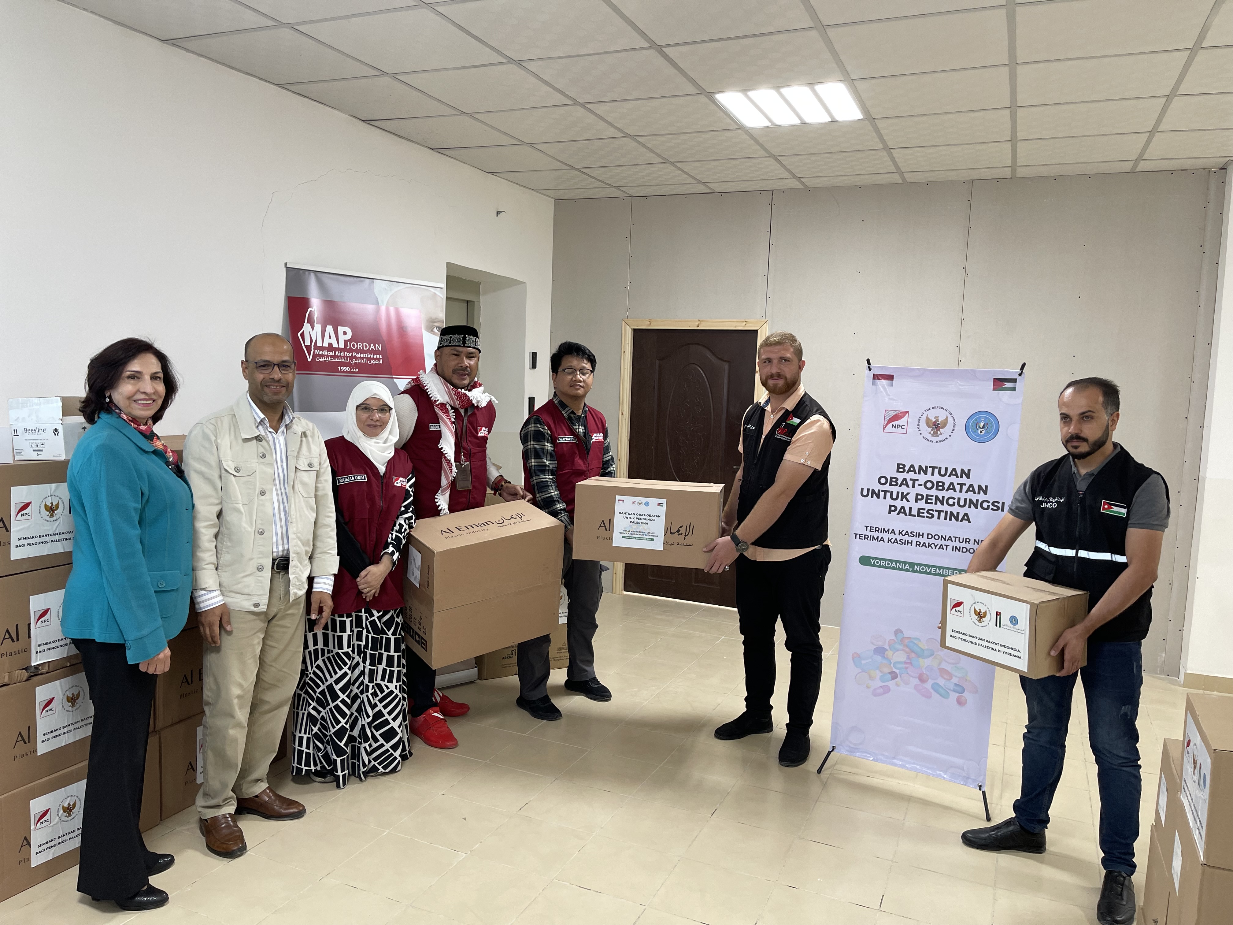 زيارة وفد من السفارة الإندونيسية ومنظمة  (NPC) بالتعاون مع الهيئة الخيرية الأردنية الهاشمية لتقديم المستلزمات الطبية والأدوية للمراكز التابعة للجمعية